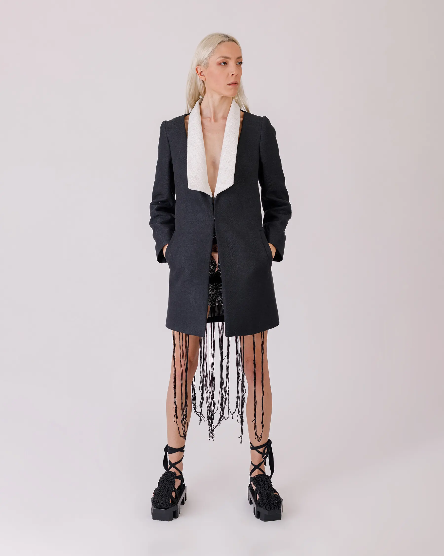 ČRNO-BELI IZREZANI BLAZER thumb 2