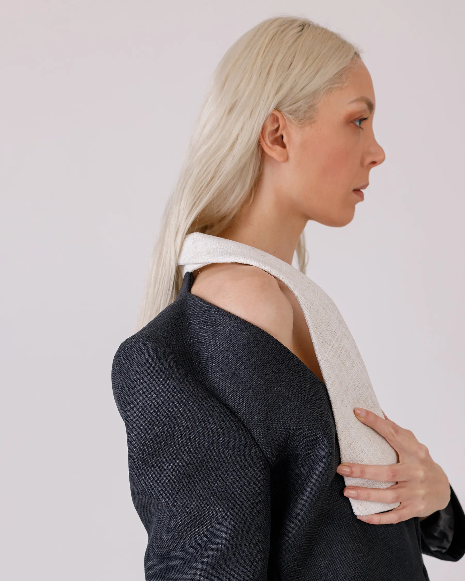 ČRNO-BELI IZREZANI BLAZER thumb 4